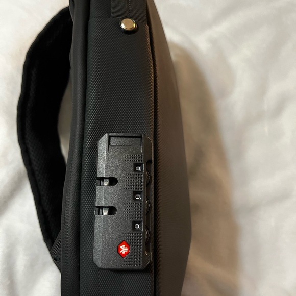 Motorola Razr hard shell sling bag - Picture 5 of 8